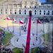 En pocos minutos más el Presidente Gabriel Boric llega a La Moneda con cientos de personas que esperan saludarlo 