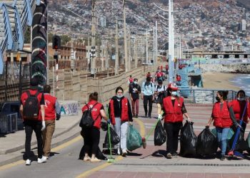 Valparaíso: voluntarias y voluntarios de la Iglesia de Dios realizaron limpieza en borde costero de Barón y Portales