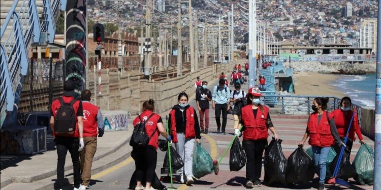 Valparaíso: voluntarias y voluntarios de la Iglesia de Dios realizaron limpieza en borde costero de Barón y Portales