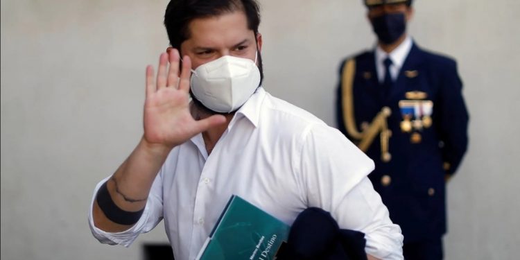 El quinto retiro de los ahorros de la AFP tensa ambiente político en el país y Gabriel Boric convoca cónclave oficialista e intenta ordenar las bases