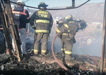 Diez viviendas y dos locales comerciales consumidos por incendio en cerro San Roque y continúa búsqueda de dos desaparecidos