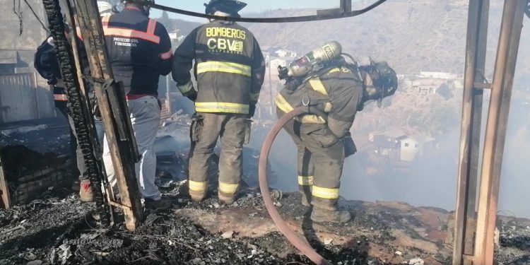 Diez viviendas y dos locales comerciales consumidos por incendio en cerro San Roque y continúa búsqueda de dos desaparecidos
