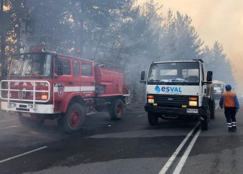 Para apoyar contención de incendio forestal aledaño a Ruta 68, Esval programa cortes de agua solidarios en Valparaíso