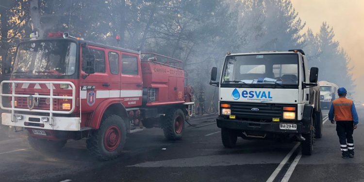 Para apoyar contención de incendio forestal aledaño a Ruta 68, Esval programa cortes de agua solidarios en Valparaíso