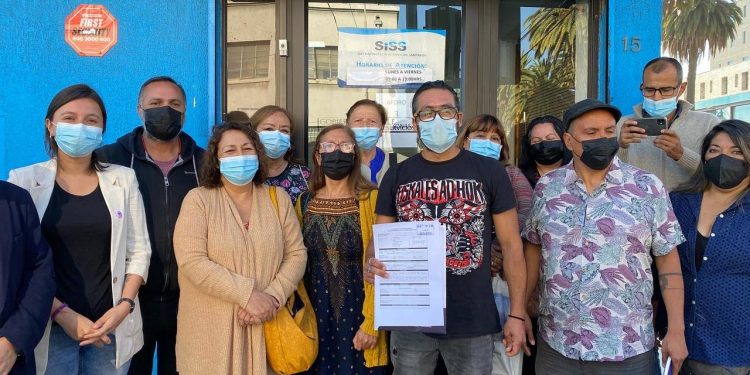 Valparaíso: presentan reclamo ante la SISS por reiterado derrame de aguas servidas en cancha deportiva de Porvenir