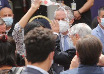 No fue un bautizo: mujer lanzó botella de agua a la cabeza del Presidente Piñera en medio de ceremonia oficial