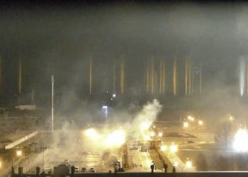 Ucrania reporta bombardeo e incendio en la central nuclear más grande de Europa y temen explosión