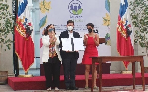 Presidente Gabriel Boric firma para adherir al Acuerdo de Escazú