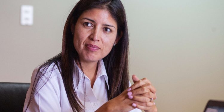 Karen Rojo pasa de exalcaldesa a fugitiva: huye del país luego que la Corte Suprema desestimara último recurso para evitar la cárcel