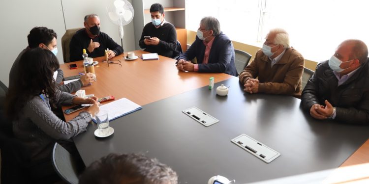 Para enfrentar situación de movilidad vial: gobernador Rodrigo Mundaca y dirigentes del transporte del Gran Valparaíso acuerdan líneas de trabajo