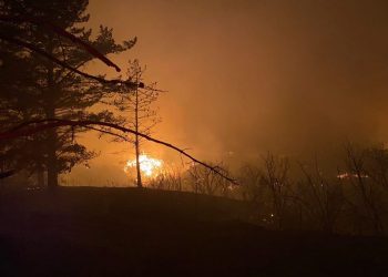 Incendio en Laguna Verde sigue sin control y ha afectado al menos a 35 viviendas