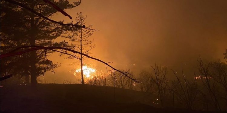 Incendio en Laguna Verde sigue sin control y ha afectado al menos a 35 viviendas