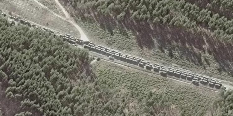 Conflicto Rusia-Ucrania: enorme convoy militar ruso de más de 60 kilómetros avanza hacia Kiev