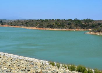 Detectan pesticidas y ácido cianúrico en agua del embalse Los Aromos: Esval evalúa acciones legales contra publicación