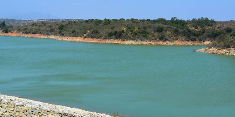 Detectan pesticidas y ácido cianúrico en agua del embalse Los Aromos: Esval evalúa acciones legales contra publicación
