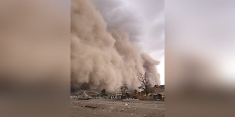 Registran sorprendente tormenta de arena en Diego de Almagro