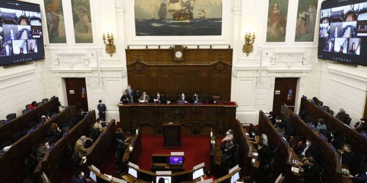 500 abogados y abogadas “también por Chile” responden a colegas por inserto contra la Convención