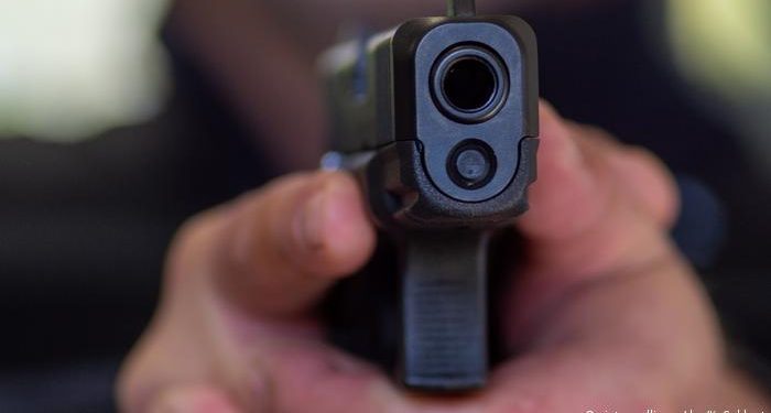 Joven es denunciado por universidad tras compartir foto de arma de fuego para llamar a no asistir a clases