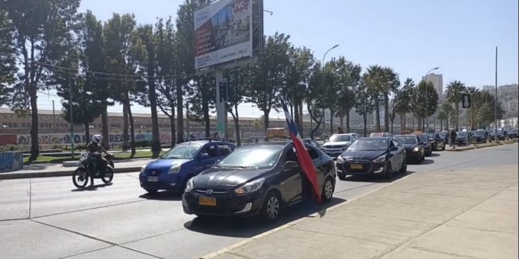 Colectiveros realizan masiva caravana por el Gran Valparaíso para pedir más seguridad