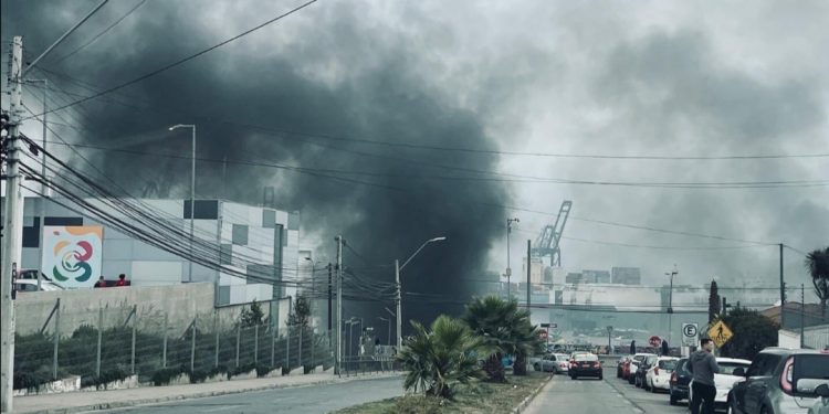 Portuarios de San Antonio realizan paro para presionar por quinto retiro