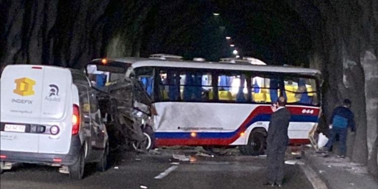 Colisión en el interior del túnel Los Gemelos de Viña del Mar deja ocho personas lesionadas