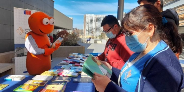 Viña del Mar: funcionarios, funcionarias y sus hijos e hijas celebran en el Hospital Fricke el Día del Libro