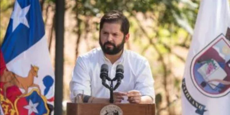 Presidente Gabriel Boric presentará acciones legales contra hombre que le lanzó una piedra