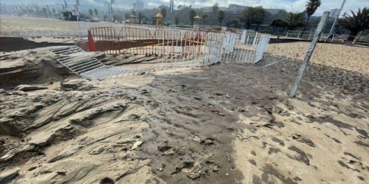 Municipalidad de Viña del Mar investiga nueva afloración de hidrocarburos en Las Salinas