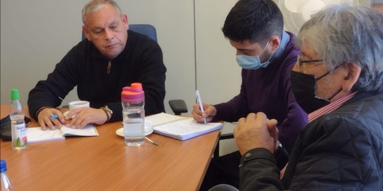 Conductores de microbuses y gobernador Mundaca coinciden en restricción vehicular, y mejor servicio para la región