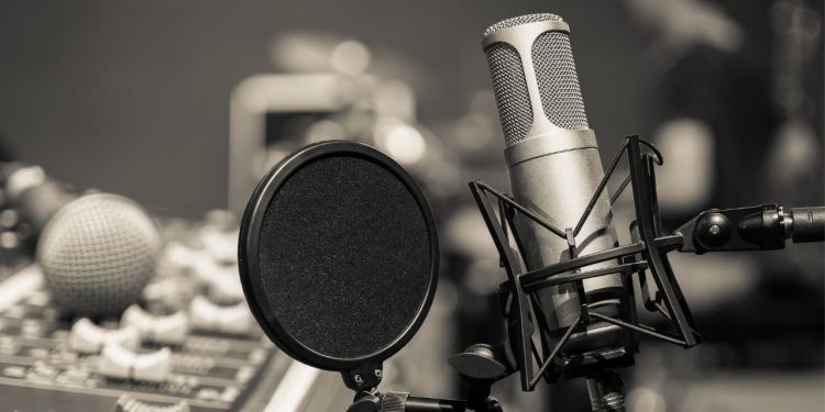 Archi prende los parlantes: inquietud por posible cuestionamiento como derecho de propiedad a concesiones radiales