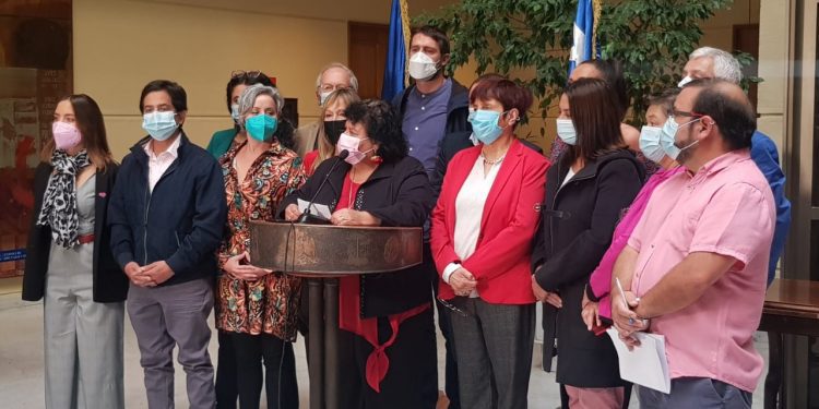 Quinto retiro: gestión de diputada Cariola es respaldada por la bancada PC, FRVS e independientes