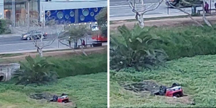 Vehículo cae al estero Marga Marga y sus ocupantes resultan ilesos