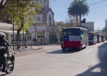 Microbuseros realizan caravana para manifestarse por tomas de terrenos