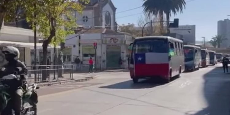 Microbuseros realizan caravana para manifestarse por tomas de terrenos