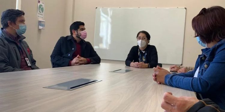 Quilpué: con firma de beneficiaria se concreta primer contrato de arriendo para familias de campamento “Los Retoños 2”