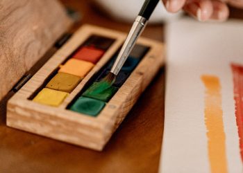 Con métodos usados en la Edad Media: crean la primera fábrica de acuarelas artesanales en Chile