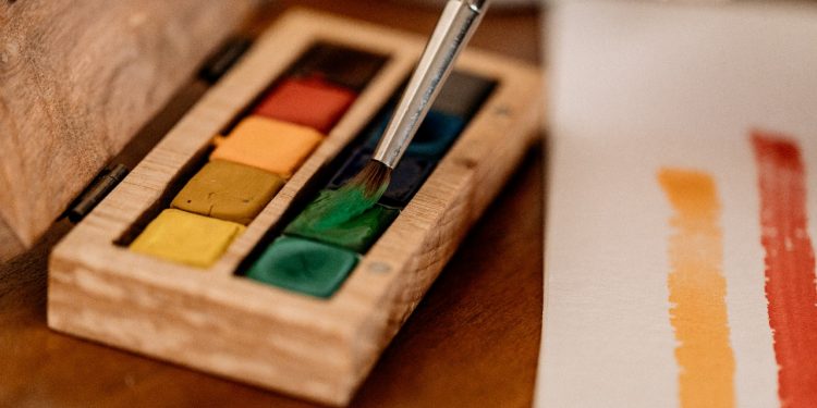 Con métodos usados en la Edad Media: crean la primera fábrica de acuarelas artesanales en Chile