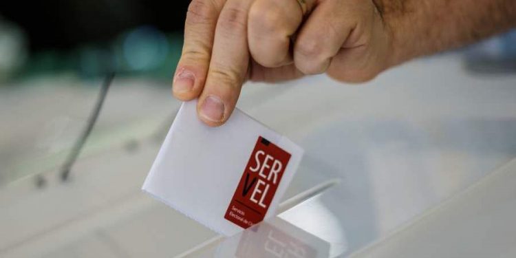 Parlamentarios presentan denuncia penal por filtración de datos del Servel