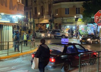 Último minuto / Efectivos de la PDI allanan bar porteño por presunto tráfico de drogas sintéticas