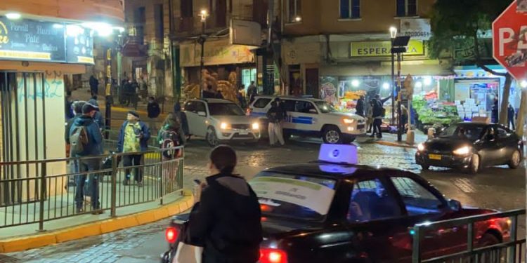 Último minuto / Efectivos de la PDI allanan bar porteño por presunto tráfico de drogas sintéticas