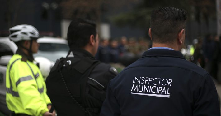Sondeo de la AMUCH arroja que el 79,4% está a favor de que inspectores municipales cuenten con cascos, lumas, gas pimienta y esposas para prevenir la delincuencia
