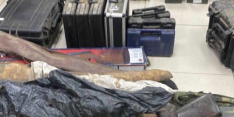 En Maipú sorprenden a carabinero en retiro con importante arsenal de guerra en su casa