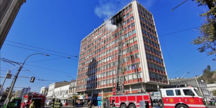 Incendio en céntrico edificio de Valparaíso obliga a evacuar a un centenar de personas