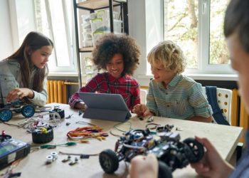 Jóvenes latinoamericanos confían en la ciencia y reconocen su importancia, pero la desinformación amenaza el futuro ﻿