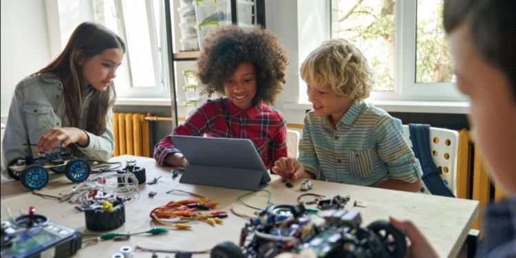 Jóvenes latinoamericanos confían en la ciencia y reconocen su importancia, pero la desinformación amenaza el futuro ﻿