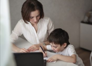 Día de la madre: experta explica cómo las progenitoras pueden ser aliadas en el desarrollo del lenguaje