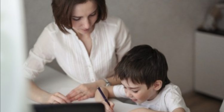 Día de la madre: experta explica cómo las progenitoras pueden ser aliadas en el desarrollo del lenguaje