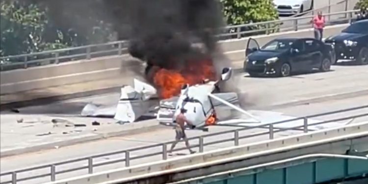 Al menos seis personas heridas tras caída de avioneta en puente de Miami