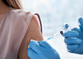 Apenas el 12% de los chilenos entre 18 y 29 años tiene su cuarta dosis contra el COVID-19