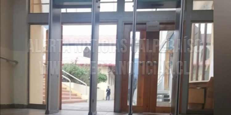 Para evitar ingreso de armas y hechos de violencia escolar colegio Salesiano de Valparaíso instala detector de metales